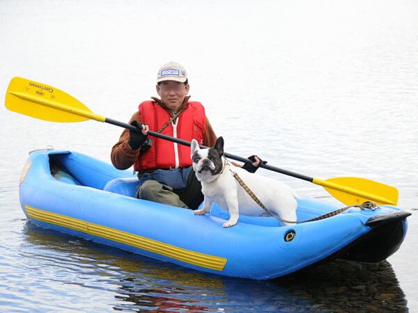 カメラ目線で決めポーズ