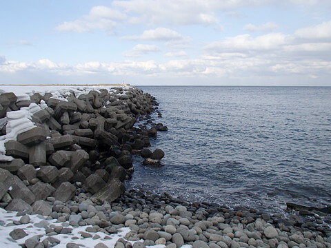 漁港横の浜へ
