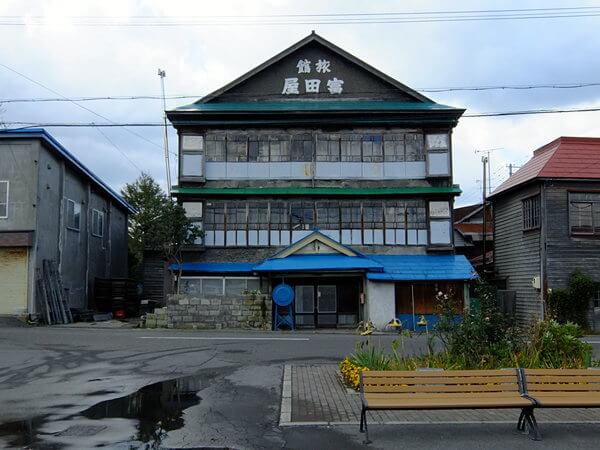 古そうな旅館