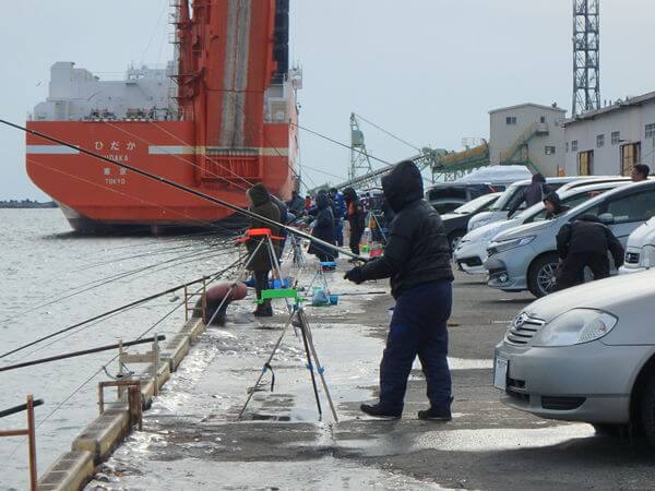 賑わう釣り場