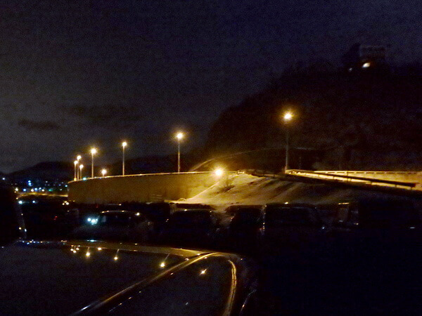 夜明け前の駐車スペース