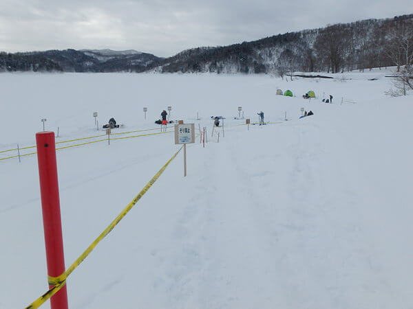 湖岸に下りていく