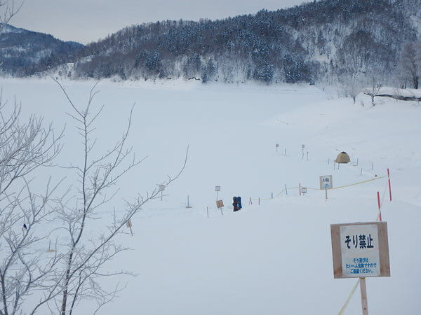 朝早く、まだテントはまばら