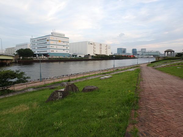 川の方に移動