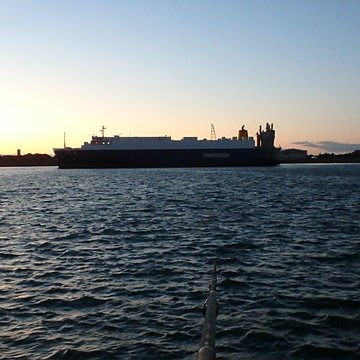 [夕暮れの出航]