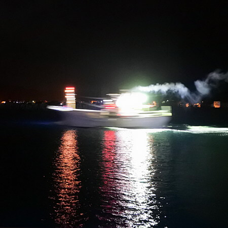 [深夜の出港]