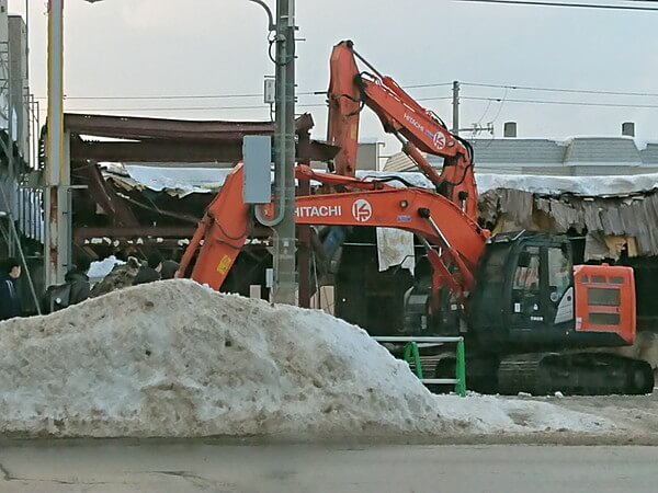 取り壊してる・・