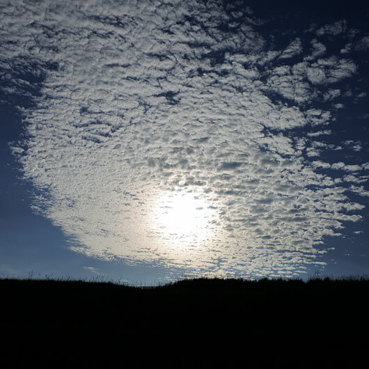 [朝日とうろこ雲]