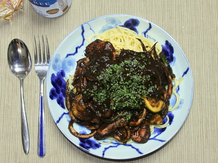 イカ墨＆ゴロ入りパスタ
