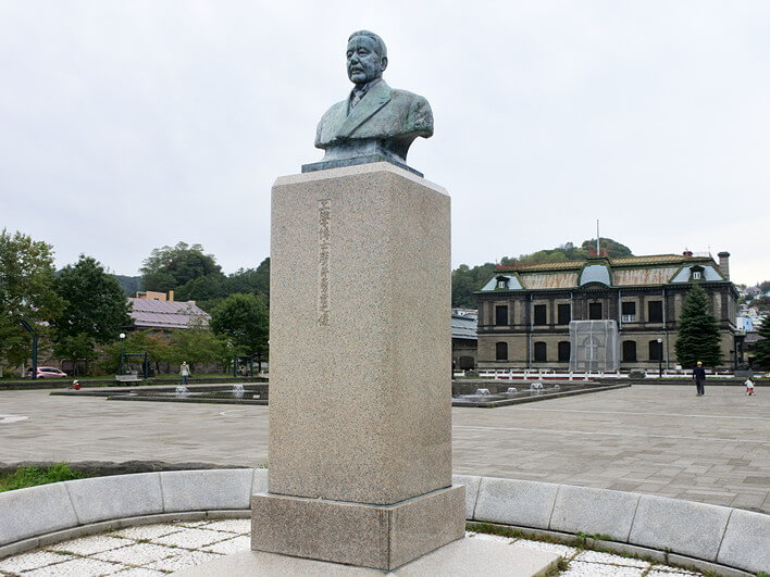 運河公園の廣井勇像
