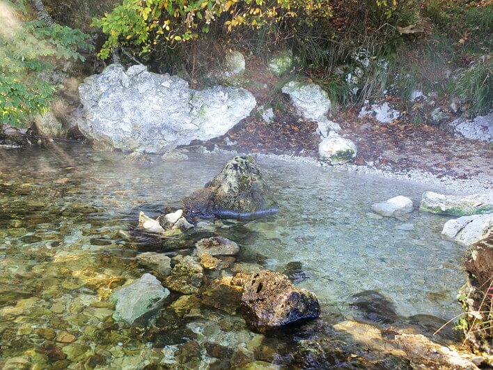 湖岸の釣り人専用温泉？