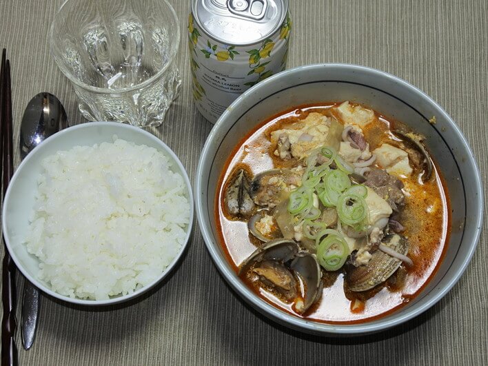 スンドゥブに刻んだイカ投入