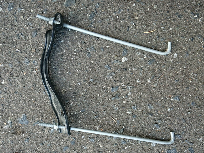 ちょっと緩めてステーを外す