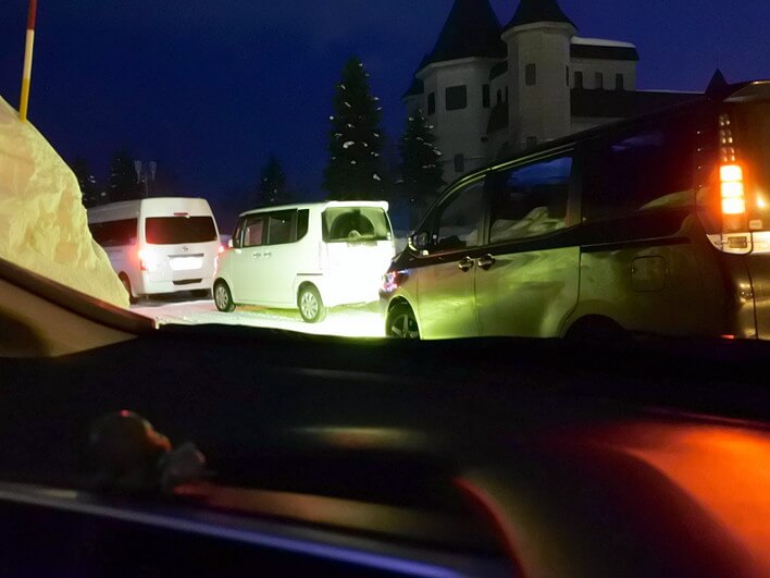 駐車場の開き待ち