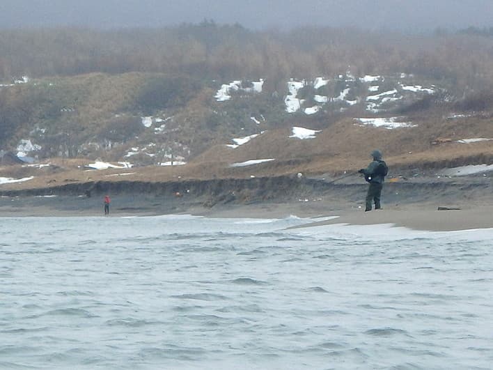 粘る釣り人たち