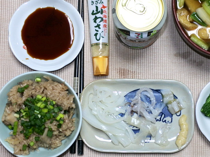 イカ刺しと炊き込みご飯に