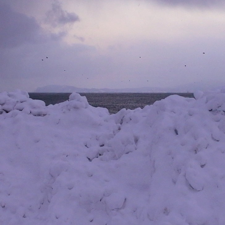 [雪壁の先に海]