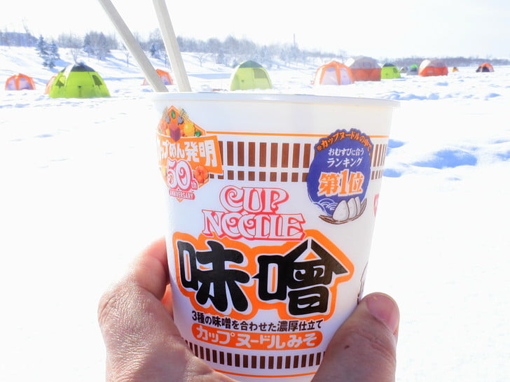 外で食うカップヌードゥ・・ウマイ！