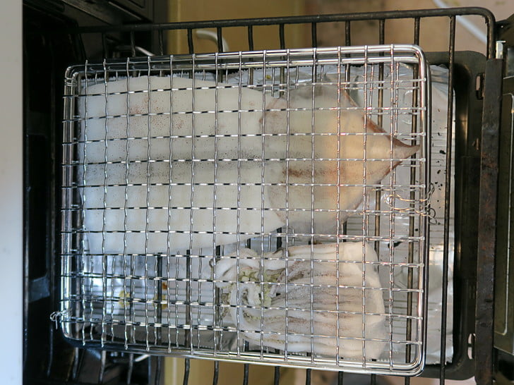 網2枚で挟んで焼く