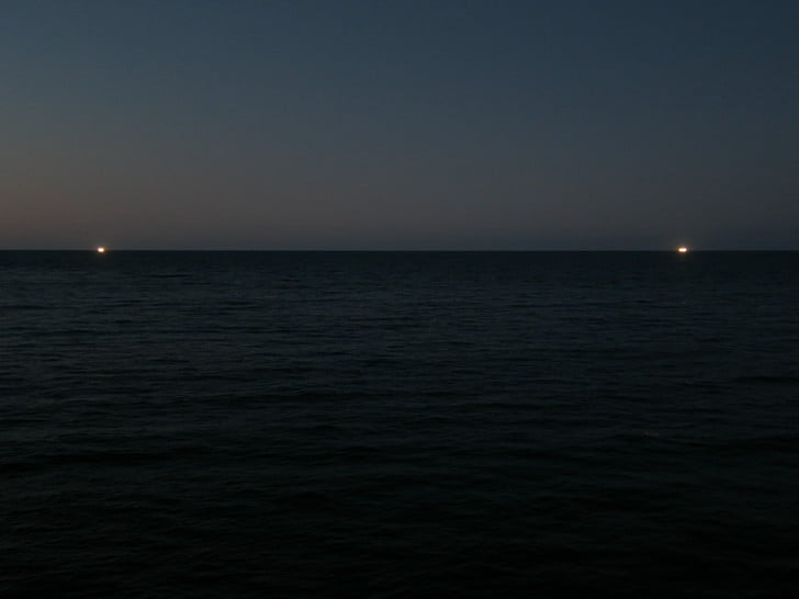 漁り火ふたつ点灯