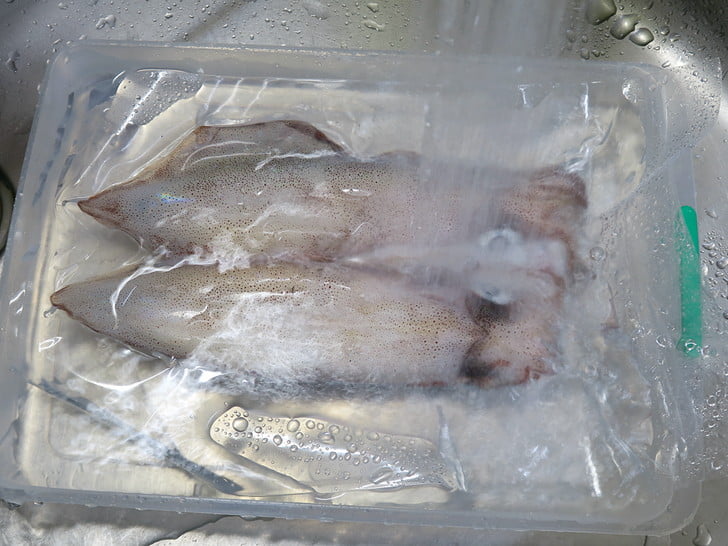 冷凍イカを流水解凍・・