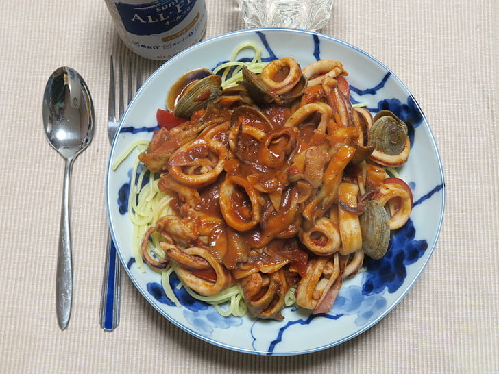 ヤリ・マイカのトマトソースパスタ