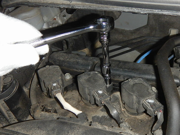 固定ボルトを外す