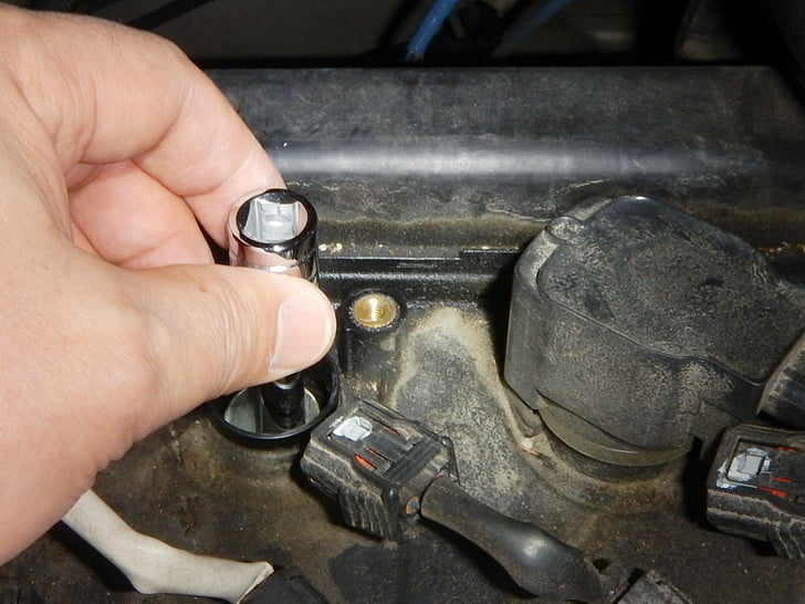 プラグを手でねじ込む