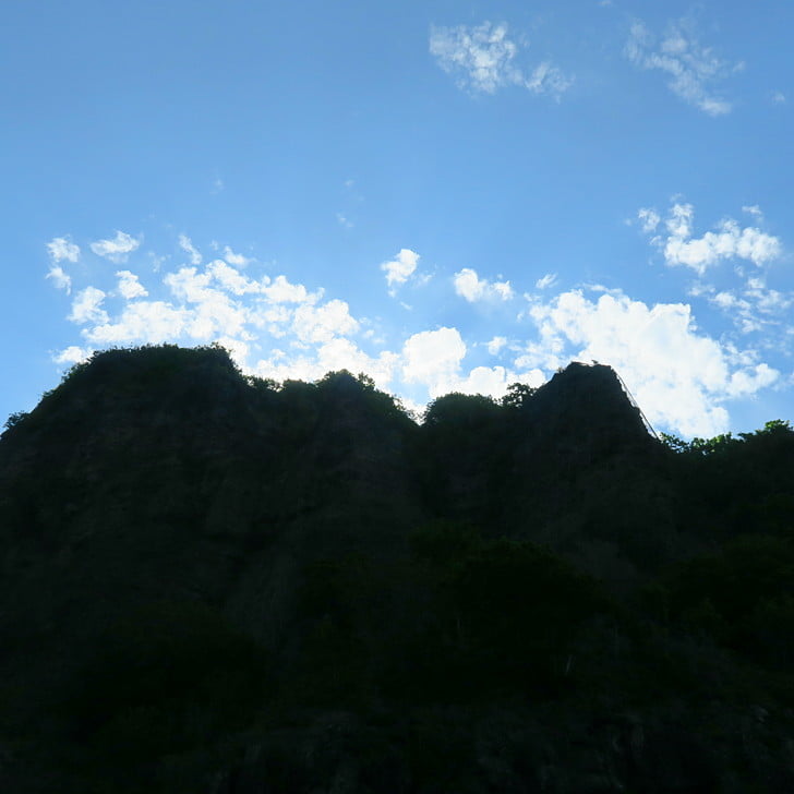 [崖の上の雲]