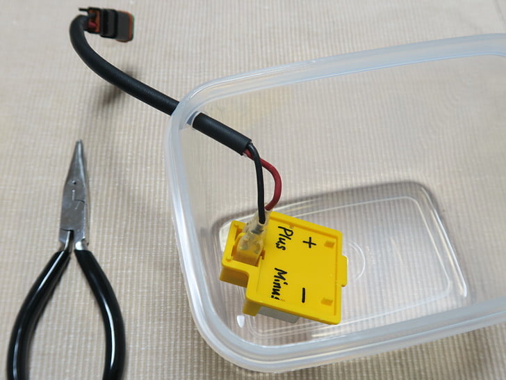 穴を開けてケーブルを通す