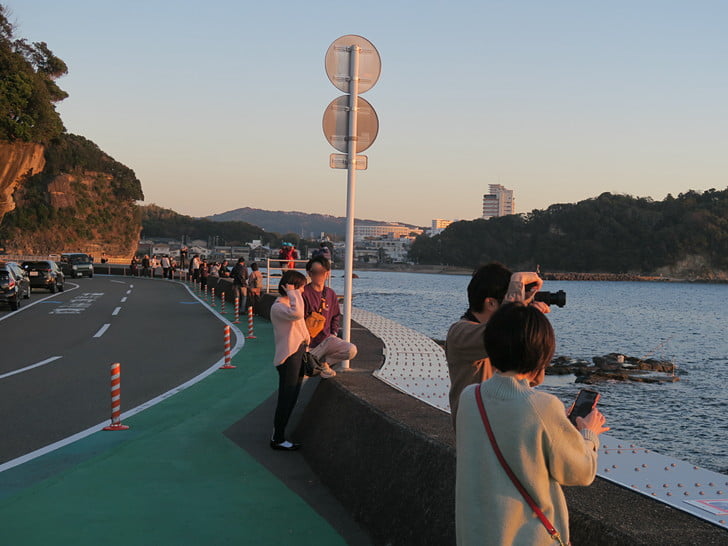 わらわらと集まる・・