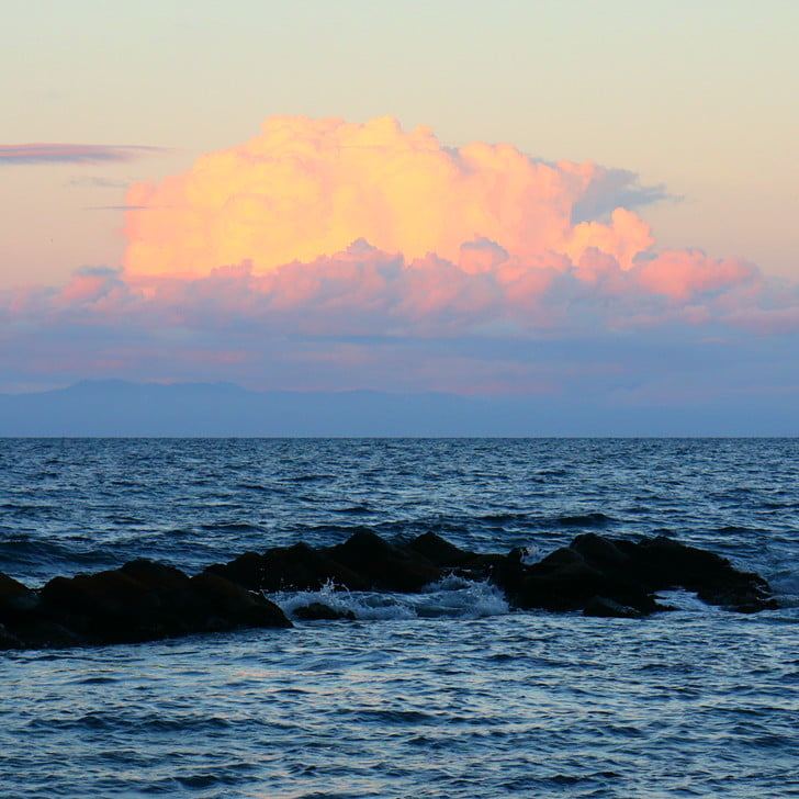[夕暮れ迫る海]
