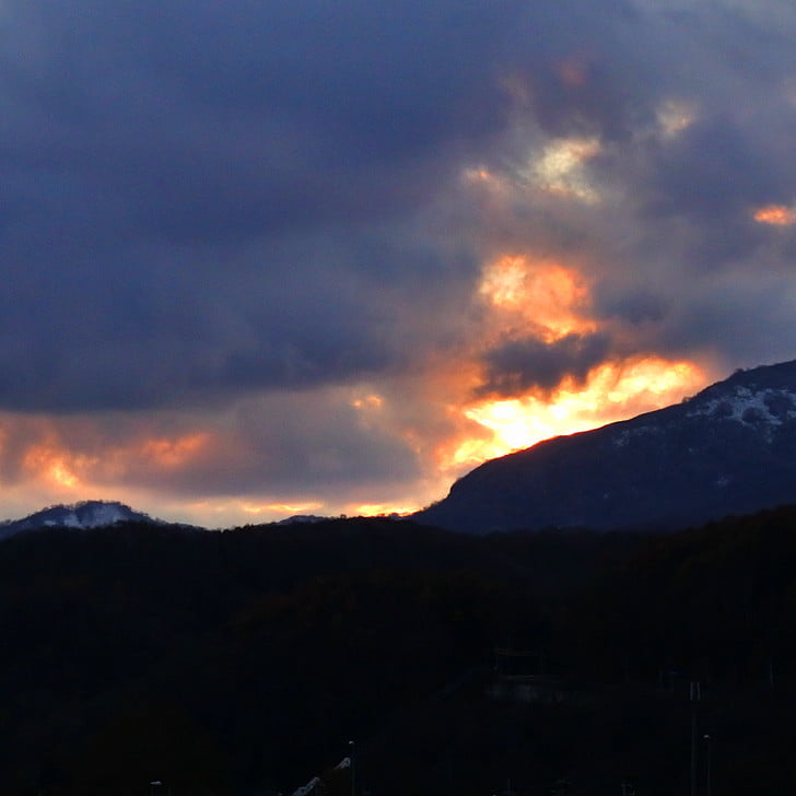 [山際の夕焼け]
