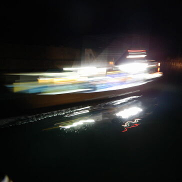 [日没後の出港]