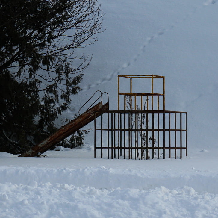 [湖畔のレトロ遊具]