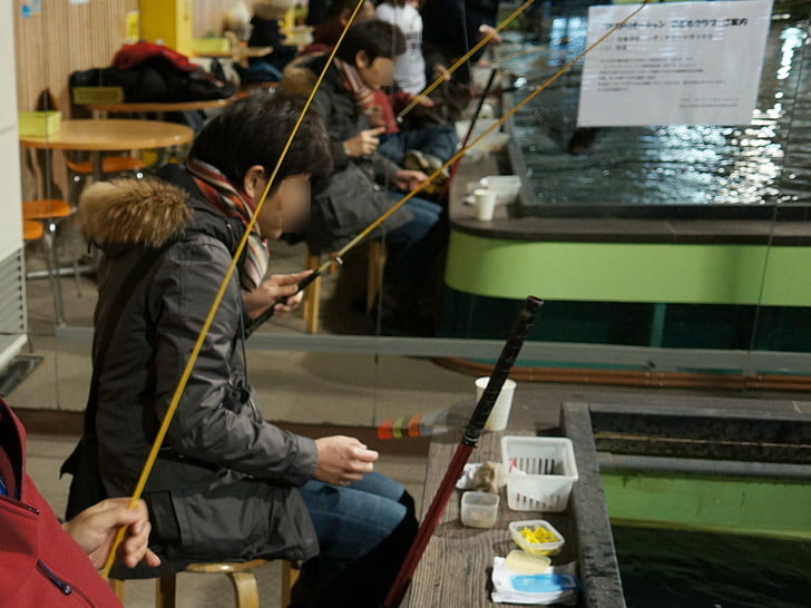 手前の赤い服がMさん